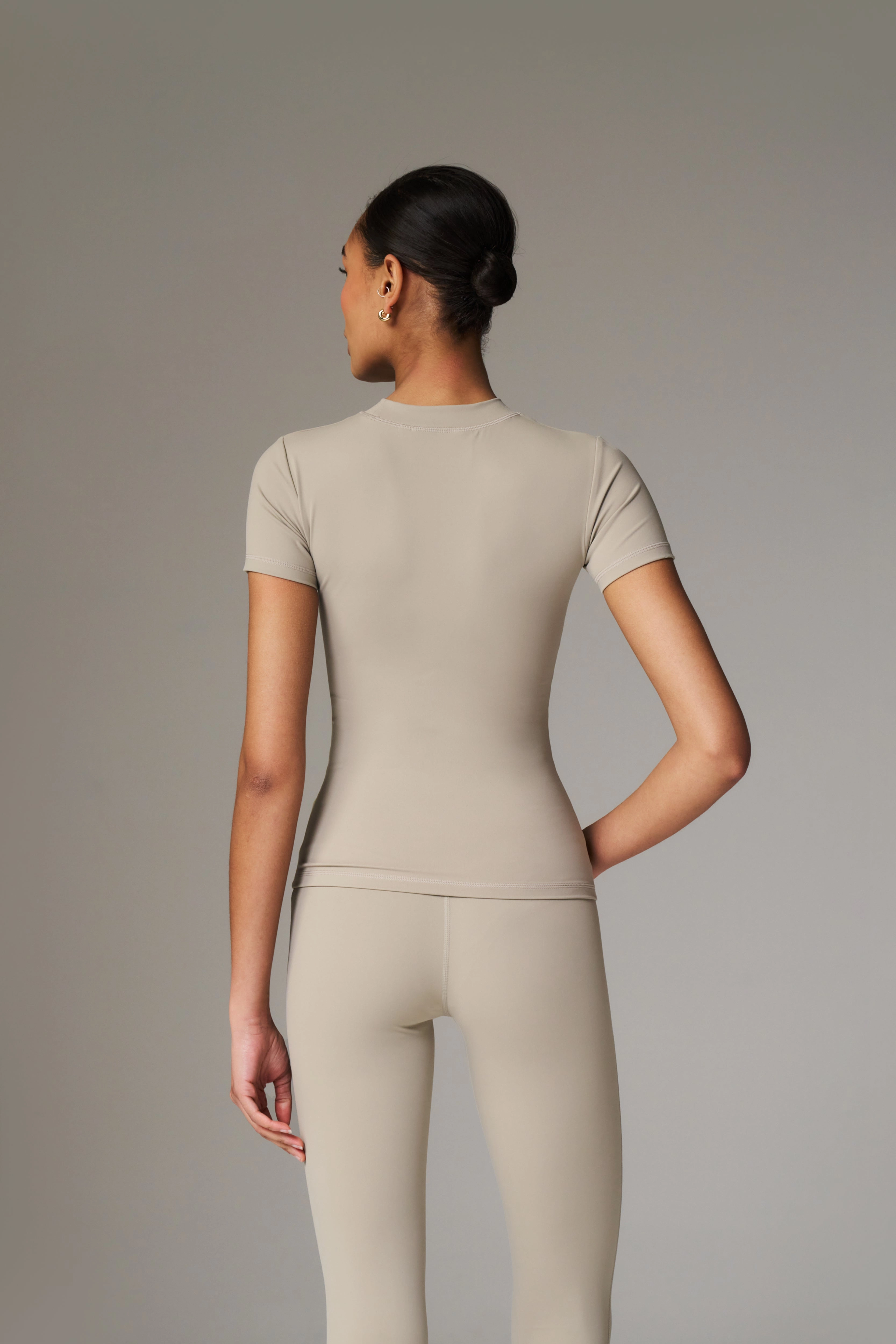 SCULPTING STRETCH EMBLEM BABY TEE - BEIGE