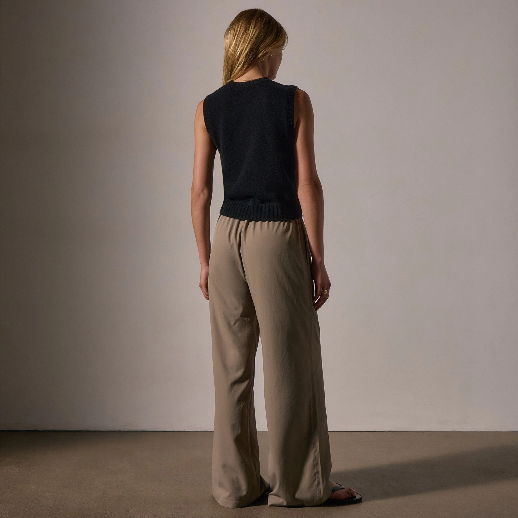 Soft Featherweight Cashmere Vest - Black